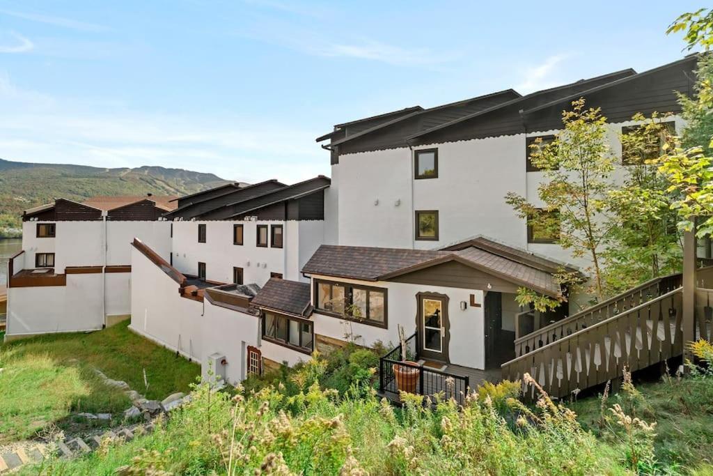 Chic Mt-Tremblant Condo With View On The Lake By Denstays Mont-Tremblant Exteriér fotografie
